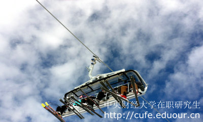 2018年中央財(cái)經(jīng)大學(xué)在職研究生學(xué)費(fèi)多少？